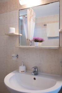 阿提蒙Studios Margarita的浴室设有白色水槽和镜子