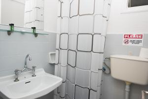 贝尼蔡斯HB Hotel Benitsa的白色的浴室设有水槽和卫生间。