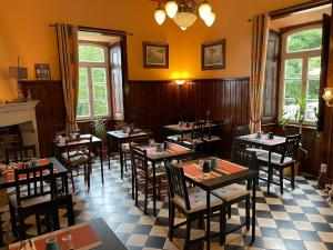 辛特拉里罗吉奥小木屋旅馆的一间在房间内配有桌椅的餐厅