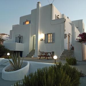 纳乌萨Isalos Paros的白色别墅,拥有明亮的外墙