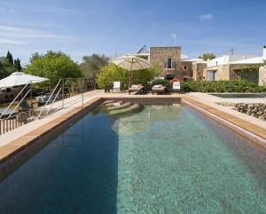 圣塔艾格尼丝科罗纳勘帕尔迪乡间酒店 - 仅供成人入住的庭院里的一个蓝色海水大型游泳池