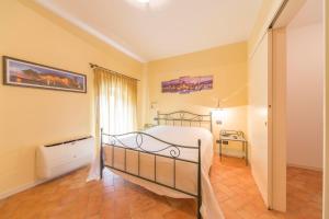 多索博诺安堤齐科帝里酒店的一间卧室设有一张床和一个窗口