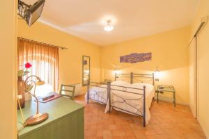 多索博诺安堤齐科帝里酒店的一间卧室配有一张床和一张带台灯的书桌