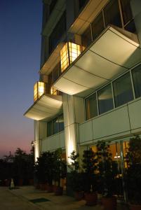 新店矽谷温泉会馆的前面有灯的高楼