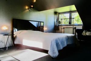 萨尔特-雷斯温泉Le Relais des Fagnes的卧室设有一张白色大床和一扇窗户。
