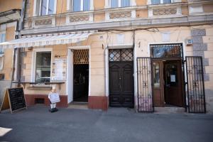 布拉索夫Studio Manzur的站在两扇门前的女人