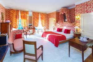 尚皮涅布瑞特尔斯城堡酒店的卧室配有一张床和一张桌子及椅子