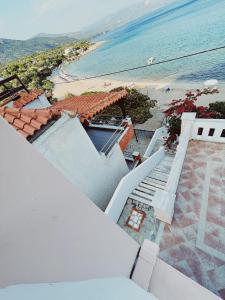 马拉松坎博斯Nereides Seaside Apartments的享有房子和海滩的空中景致