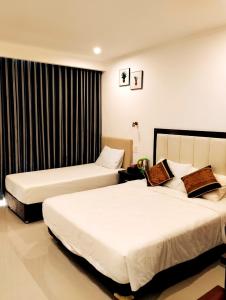 潘郎宁楚酒店的酒店客房设有两张床和窗户。