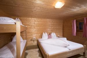 阿尔卑巴赫Hütte - Ferienhaus Bischoferhütte für 2-10 Personen的小木屋内设有一间带两张双层床的卧室