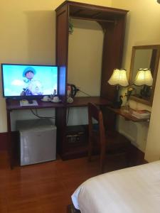 琅勃拉邦苏提考恩1号酒店的酒店客房设有电视和床。