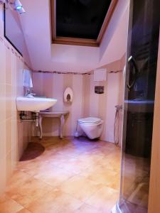 奈达罗马风格公寓酒店的一间带水槽和卫生间的浴室