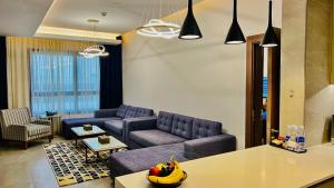 迪拜ABAR HOTEL APARTMENTS DIP-1的客厅配有两张沙发和一张桌子
