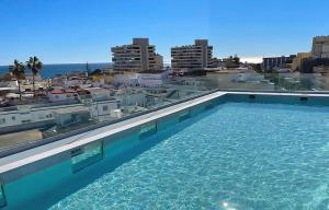 多列毛利诺斯Hotel Sireno Torremolinos - Adults Only, Ritual Friendly的建筑物屋顶上的游泳池