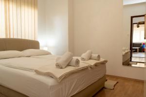 克宁Apartman Čurčić的一间卧室配有带毛巾和镜子的床