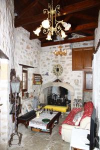 阿吉斯麦罗纳斯Traditional Cretan Houses,Agios Myronas的带沙发和壁炉的客厅
