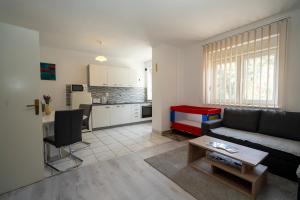 克宁Apartman Čurčić的客厅配有沙发和桌子