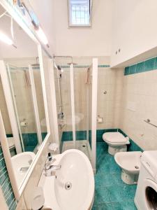 米诺利齐亚翩度假屋的一间带水槽、卫生间和淋浴的浴室