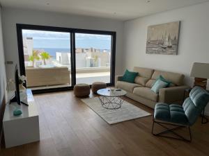 阿尔加德萨Modern 2 beds apartment in Alcaidesa的客厅配有沙发和桌子