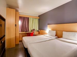 里约热内卢里约热内卢宜必思巴拉达蒂茹卡酒店的酒店客房设有两张床和窗户。