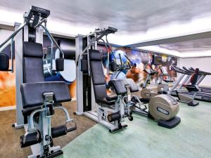 里约热内卢索菲特里约热内卢都蒙特酒店的一间健身房,里面配有几台跑步机