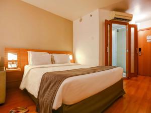 里约热内卢索菲特里约热内卢都蒙特酒店的一间卧室,卧室内配有一张大床