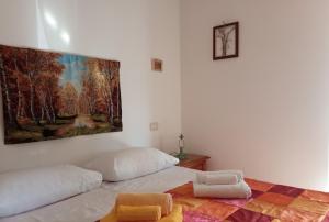 蒙塔尔奇诺Appartamento Il Glicine的一间卧室配有一张壁画床