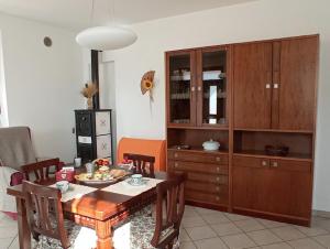 蒙塔尔奇诺Appartamento Il Glicine的一间带桌子的厨房和一间餐厅