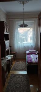 豪伊杜索博斯洛Vida vendégház的客房设有窗户、一张床和一张桌子