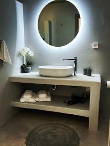 安倍拉斯All Blue Suites的浴室设有白色水槽和镜子