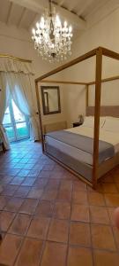 埃尔科拉诺Casa Raiola Ercolano Luxury Rooms & Spa的一间卧室配有一张大床和一个吊灯。