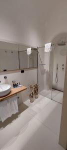 埃尔科拉诺Casa Raiola Ercolano Luxury Rooms & Spa的白色的浴室设有水槽和淋浴。