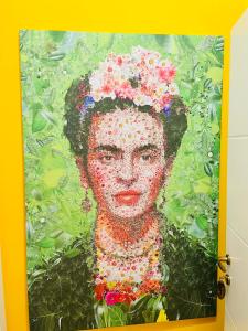 萨莱诺ConteMax ArtHouse的头上花的女人画