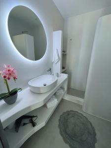安倍拉斯All Blue Suites的白色的浴室设有水槽和镜子