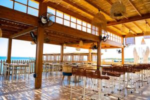 凯里尼亚Chamada Prestige Hotel and Casino的一间设有桌椅的海洋餐厅