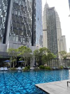 吉隆坡Star Residence KLCC By FZB的一座大型游泳池,位于高楼前