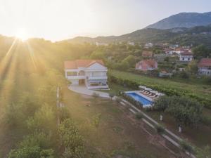 赫尔采格诺维Villa MontAnja的享有带游泳池的房屋的空中景致