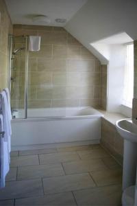 奥古斯都堡尼斯湖旅馆的带浴缸和盥洗盆的浴室