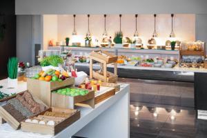 科尔博滕英特里品质酒店的厨房的柜台上有很多食物