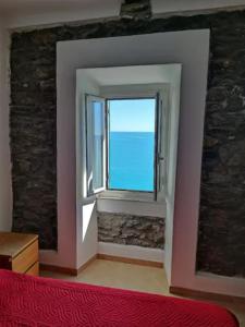 马纳罗拉affittacamere nuova Vandiris的一间卧室设有海景窗户