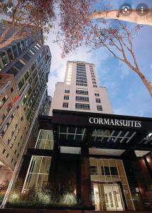 吉隆坡Cormar Suites, Jalan Perak的前面有公司标志的建筑