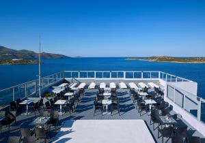 阿基欧斯尼古拉斯米斯特拉尔海湾酒店的配有桌椅的游轮甲板
