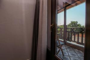 卡兰巴卡Meteora Heaven and Earth Kastraki premium suites - Adults Friendly的通往海景阳台的门