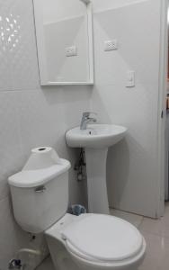 里奥圣胡安Villa colonial suite n 4 basic interior的白色的浴室设有卫生间和水槽。