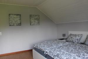 尼德根Ferienwohnung Eifelbrise的卧室配有一张床,墙上挂有两张照片