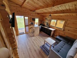 格里兹鲍DOMKI POD DĘBEM的小木屋内的客厅和厨房的顶部景色