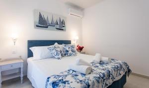 科孚镇oliva e mare luxury suite的一间卧室配有蓝色和白色床单