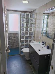 萨拉戈萨Apartamento El Torreón, con opción a parking的一间带水槽和卫生间的浴室以及窗户。