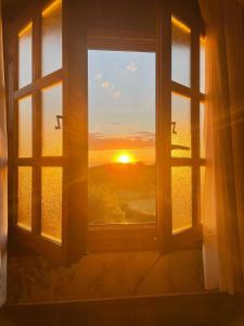 佩琼唐帕布罗酒店的享有日落美景的开放式窗户