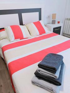 萨拉戈萨Apartamento El Torreón, con opción a parking的一间卧室配有两张带毛巾的床